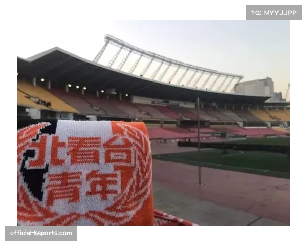 山东泰山远征军在北看台展开巨型TIFO致敬功勋主帅